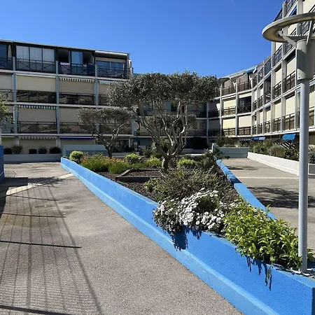 2 Pieces Au Grau-du-roi Avec Piscine Et Parking - Fr-1-250-304 *